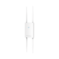 Punto de acceso para exterior Wi-Fi 802.11 ac 2.33 Gbps, Wave-2, MU-MIMO 4x4:4, de largo alcance con administración desde la nube gratuita o stand-alone.