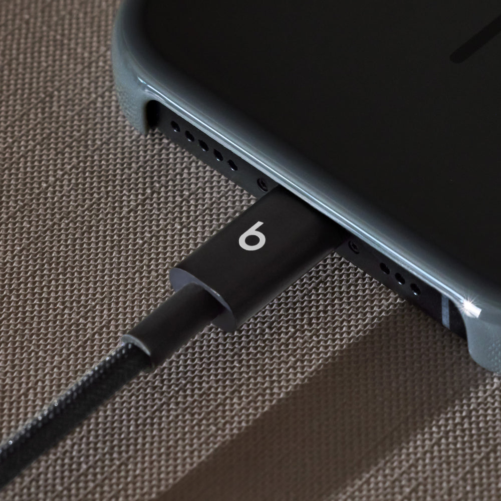 Cable corto trenzado de USB-C a USB-C de Beats (20 cm) – Negro eléctrico