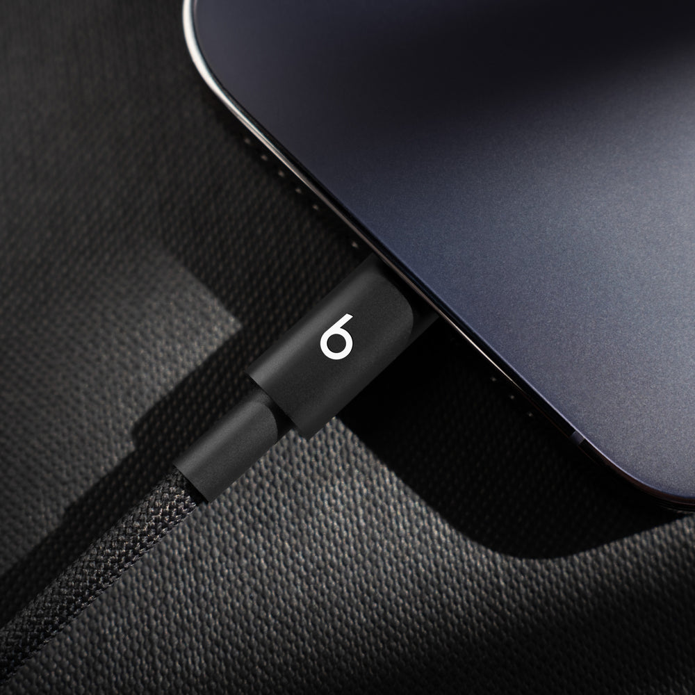 Cable corto trenzado de USB-C a Lightning de Beats (20 cm) – Negro eléctrico
