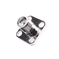 Conector SMA Hembra, Montaje de Panel Cuadrado, 4 Perforaciones, Soldable, Niquel/ Oro/ Teflón.