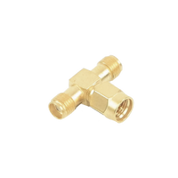Adaptador en T, de Conector SMA Macho a Doble SMA Hembras, Oro/ Oro/ Teflón.